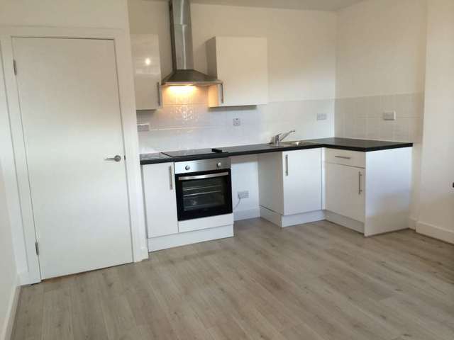  Image of 1 bedroom Flat to rent in Edge Lane Droylsden Manchester M43 at Edge Lane Droylsden Manchester, M43 6JH