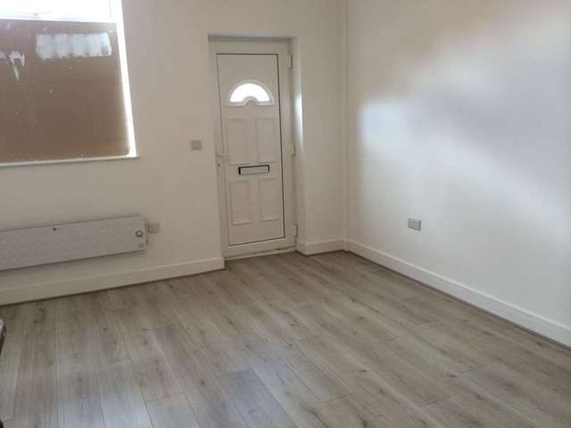  Image of 1 bedroom Flat to rent in Edge Lane Droylsden Manchester M43 at Edge Lane Droylsden Manchester, M43 6JH