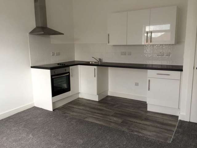 Image of 1 bedroom Flat to rent in Edge Lane Droylsden Manchester M43 at Edge Lane Droylsden Manchester, M43 6JH