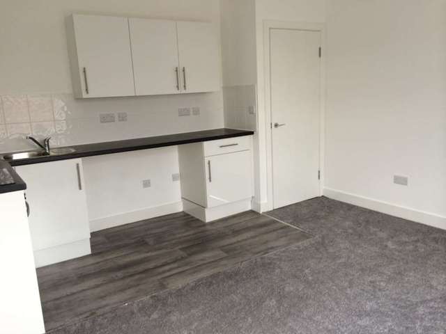  Image of 1 bedroom Flat to rent in Edge Lane Droylsden Manchester M43 at Edge Lane Droylsden Manchester, M43 6JH