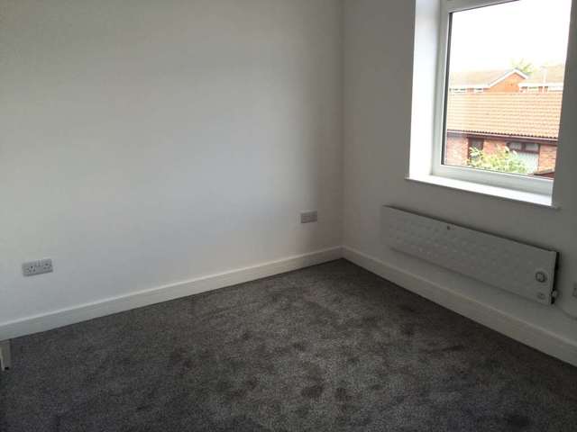  Image of 1 bedroom Flat to rent in Edge Lane Droylsden Manchester M43 at Edge Lane Droylsden Manchester, M43 6JH
