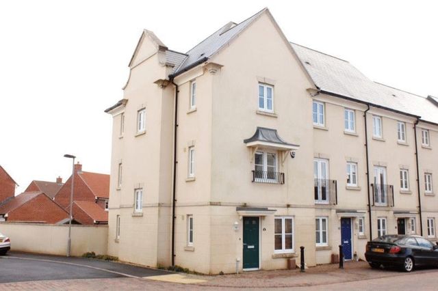  Image of 4 bedroom Terraced house for sale in Elbridge Avenue Bognor Regis PO21 at Elbridge Avenue  Bognor Regis, PO21 5AD