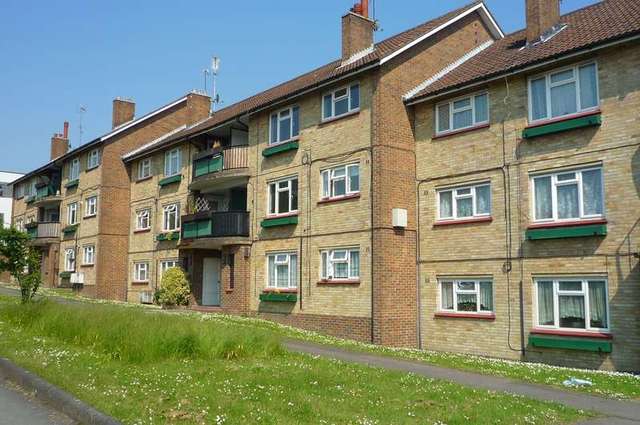  Image of 2 bedroom Flat to rent in Stonecot Hill Sutton SM3 at Stonecot Hill  Sutton, SM3 9HX