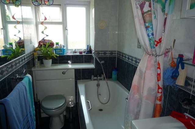  Image of 2 bedroom Flat to rent in Stonecot Hill Sutton SM3 at Stonecot Hill  Sutton, SM3 9HX