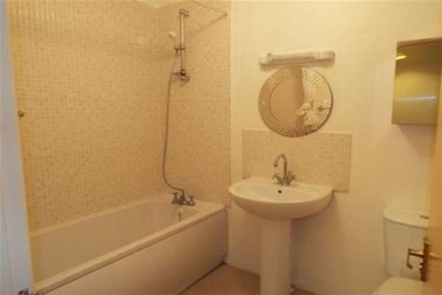  Image of 2 bedroom Flat to rent in Denbigh Gardens Southampton SO16 at Bassett, SO16 7EJ