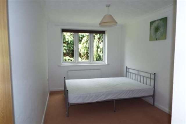  Image of 2 bedroom Flat to rent in Denbigh Gardens Southampton SO16 at Bassett, SO16 7EJ