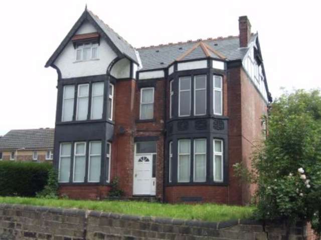  Image of 1 bedroom Flat to rent in Harehills Lane Leeds LS8 at Leeds West Yorkshire, LS8 4DN