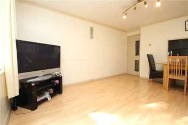  Image of 2 bedroom Apartment for sale in Foxhills Horsell Woking GU21 at Woking  Horsell, GU21 3LT