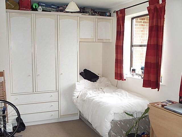  Image of Apartment to rent in Field Common Lane Walton-on-Thames KT12 at Field Common Lane  Walton On Thames, KT12 3QH