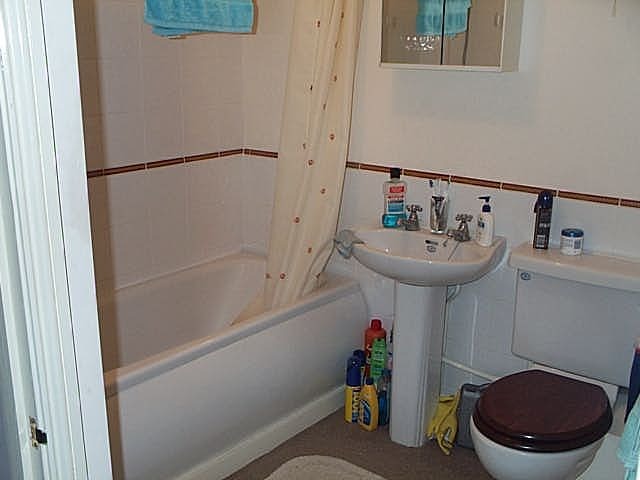 Image of Apartment to rent in Field Common Lane Walton-on-Thames KT12 at Field Common Lane  Walton On Thames, KT12 3QH