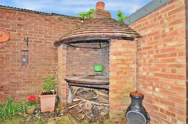  Image of 3 bedroom Semi-Detached house for sale in Frobisher Way Gravesend DA12 at Gravesend Kent Gravesend, DA12 4RA