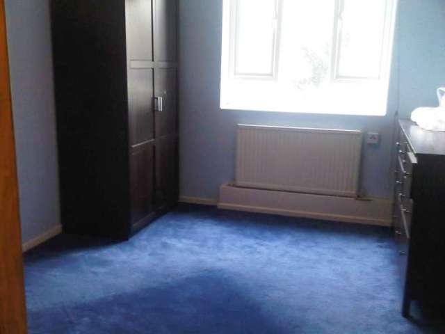  Image of 3 bedroom Flat to rent in Fulham Palace Road London SW6 at Robert Owen House Fulham Palace Road London, SW6 6JA