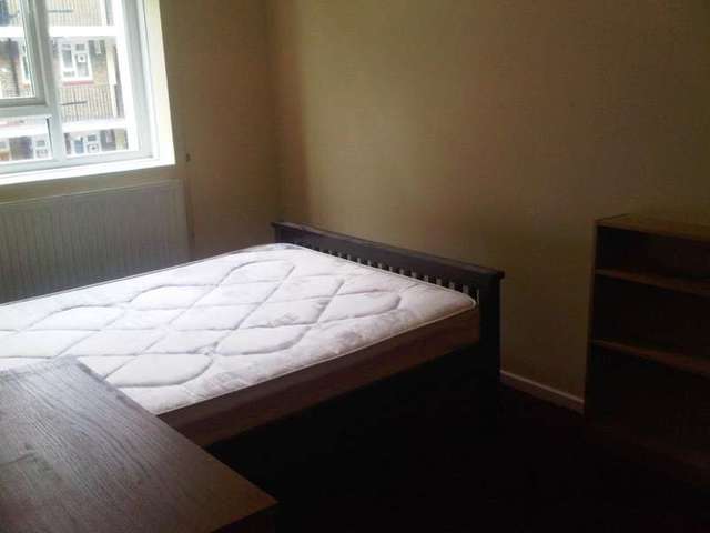  Image of 3 bedroom Flat to rent in Fulham Palace Road London SW6 at Robert Owen House Fulham Palace Road London, SW6 6JA