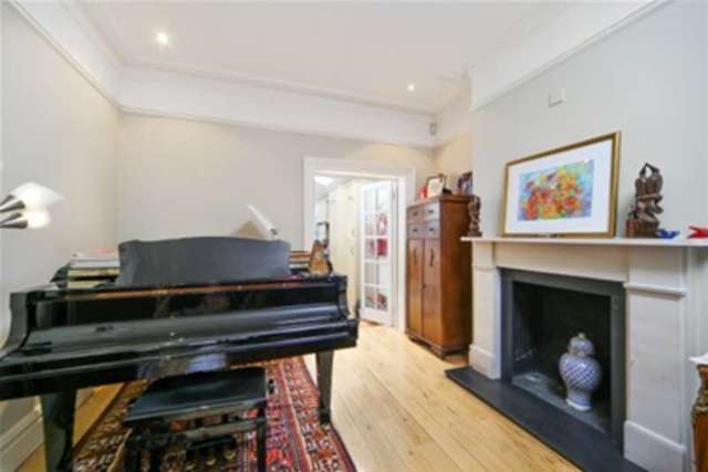  Image of 4 bedroom Detached house to rent in Gainsborough Road London W4 at London, W4 1NJ