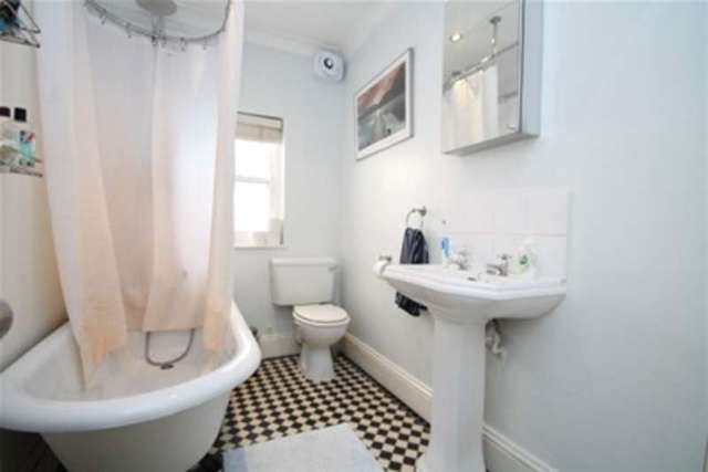  Image of 2 bedroom Flat to rent in Gambetta Street London SW8 at London, SW8 3TS