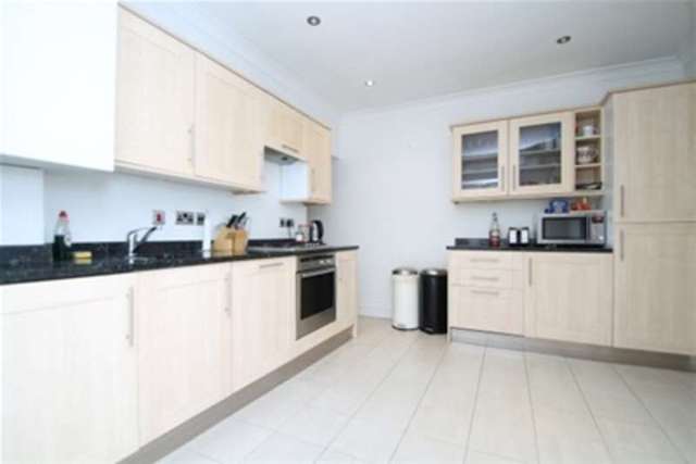  Image of 2 bedroom Flat to rent in Gambetta Street London SW8 at London, SW8 3TS