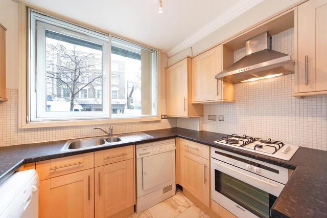  Image of 1 bedroom Ground Flat to rent in Notting Hill Gate London W11 at Gate Hill Court  Notting Hill Gate, W11 3QT