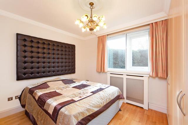  Image of 1 bedroom Ground Flat to rent in Notting Hill Gate London W11 at Gate Hill Court  Notting Hill Gate, W11 3QT