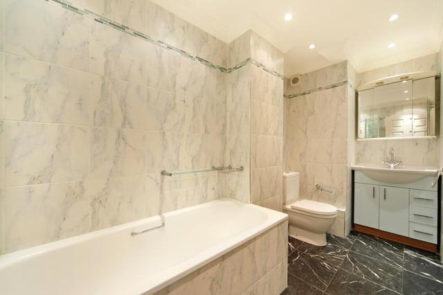  Image of 1 bedroom Ground Flat to rent in Notting Hill Gate London W11 at Gate Hill Court  Notting Hill Gate, W11 3QT