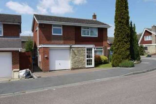  Image of 3 bedroom Detached house for sale in Glenfield Close Aylesbury HP21 at Glenfield Close  Aylesbury, HP21 7NE