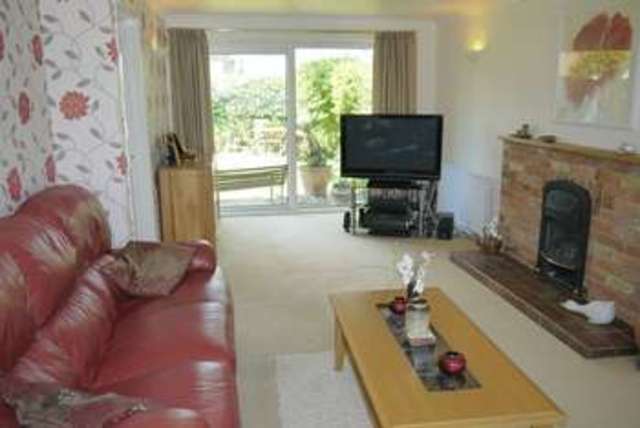  Image of 3 bedroom Detached house for sale in Glenfield Close Aylesbury HP21 at Glenfield Close  Aylesbury, HP21 7NE