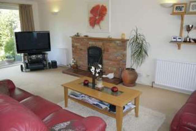  Image of 3 bedroom Detached house for sale in Glenfield Close Aylesbury HP21 at Glenfield Close  Aylesbury, HP21 7NE