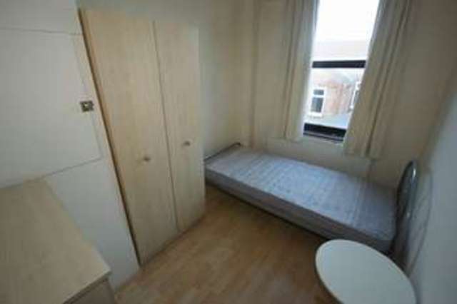  Image of 3 bedroom Terraced house to rent in Glentworth Road Nottingham NG7 at Glentworth Road Bobbers Mill Nottingham, NG7 5QL
