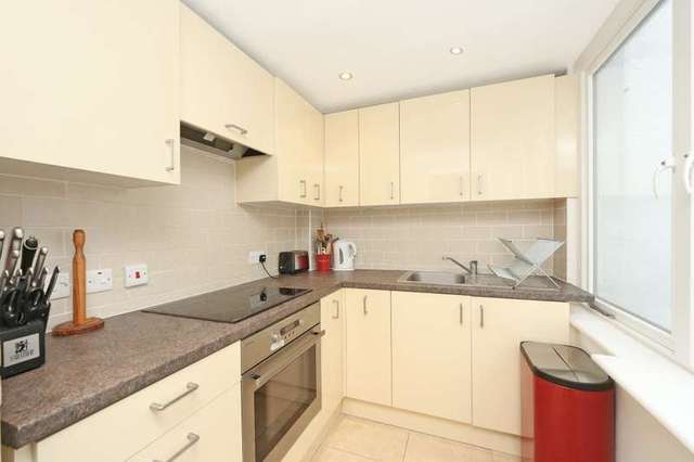  Image of 2 bedroom Ground Flat to rent in Gloucester Terrace London W2 at Gloucester Terrace  Paddington, W2 6HP
