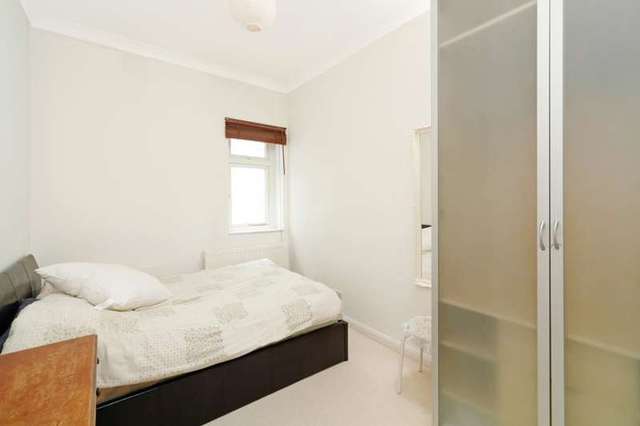  Image of 2 bedroom Ground Flat to rent in Gloucester Terrace London W2 at Gloucester Terrace  Paddington, W2 6HP