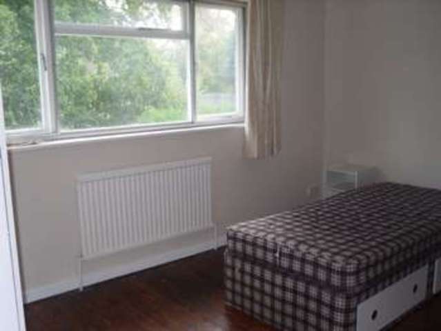  Image of 2 bedroom Semi-Detached house to rent in Rosedale Close Crawley RH11 at Gossops Green  Crawley, RH11 8NQ