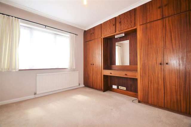  Image of 3 bedroom Terraced house to rent in Green Lane Morden SM4 at Morden, SM4 6SG