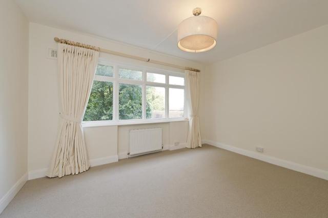  Image of 1 bedroom Flat to rent in Crescent Grove London SW4 at Grove Lodge  Crescent Grove, SW4 7AE