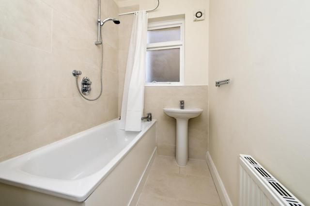  Image of 1 bedroom Flat to rent in Crescent Grove London SW4 at Grove Lodge  Crescent Grove, SW4 7AE