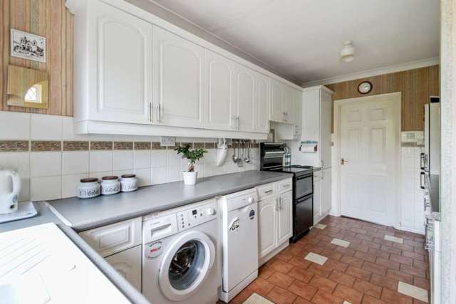  Image of 2 bedroom Bungalow for sale in Grove Park Tring HP23 at Grove Park  Tring, HP23 5JS