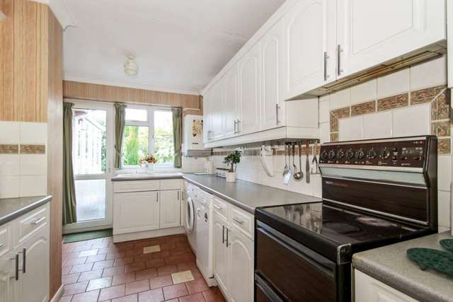 Image of 2 bedroom Bungalow for sale in Grove Park Tring HP23 at Grove Park  Tring, HP23 5JS