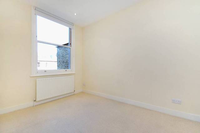  Image of 2 bedroom Flat to rent in Hambalt Road London SW4 at Hambalt Road  London, SW4 9EQ