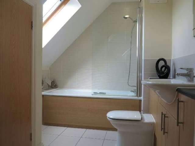  Image of 1 bedroom Flat to rent in Headley Road Woodley Reading RG5 at Headley Road  Reading, RG5 4JE