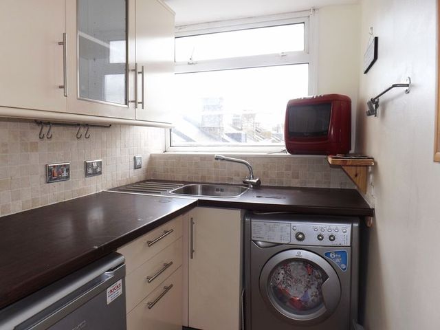  Image of 1 bedroom Flat to rent in Heene Terrace Worthing BN11 at Heene Terrace  Worthing, BN11 3LQ