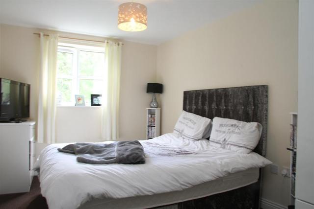  Image of 2 bedroom Apartment for sale in Henshaw Mews Yeadon Leeds LS19 at Yeadon Leeds Yeadon, LS19 7TT