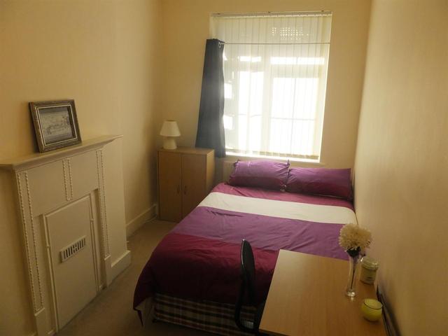  Image of 2 bedroom Flat to rent in High Street Sutton SM1 at Sutton Surrey Sutton, SM1 1JH