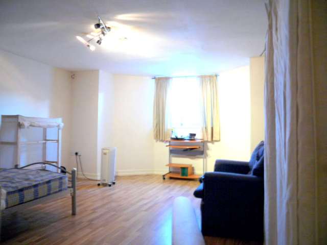  Image of Studio flat to rent in Highfield Avenue Sale M33 at Highfield Avenue  Sale, M33 3DW