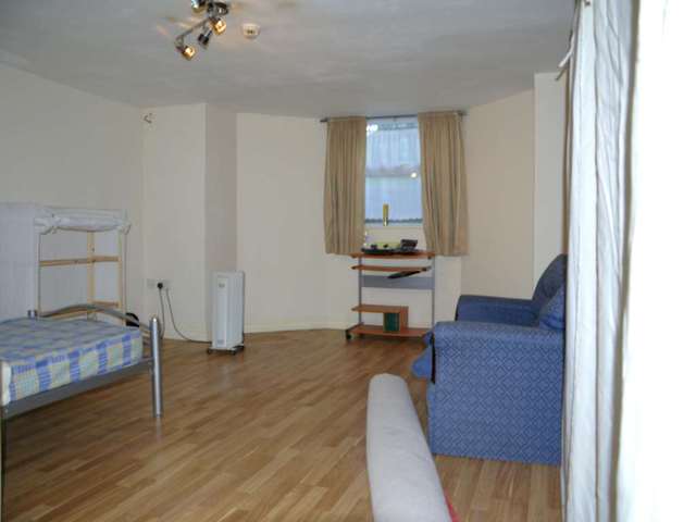  Image of Studio flat to rent in Highfield Avenue Sale M33 at Highfield Avenue  Sale, M33 3DW