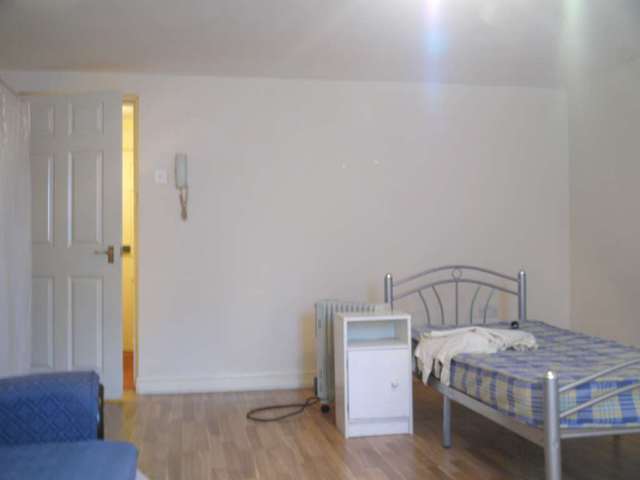  Image of Studio flat to rent in Highfield Avenue Sale M33 at Highfield Avenue  Sale, M33 3DW