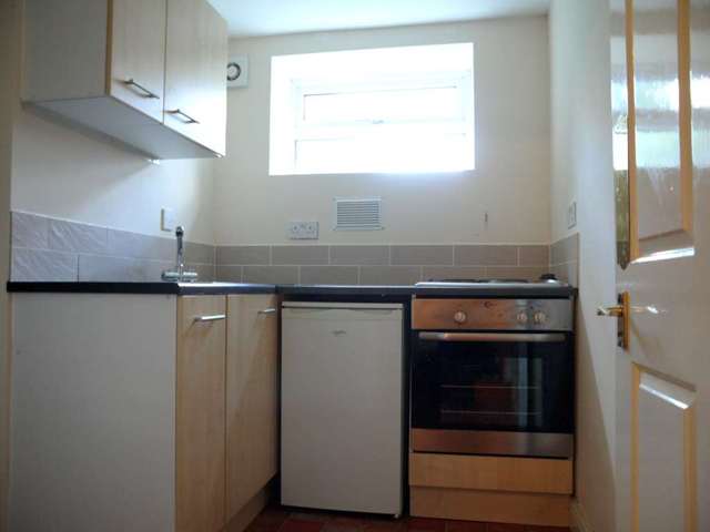  Image of Studio flat to rent in Highfield Avenue Sale M33 at Highfield Avenue  Sale, M33 3DW