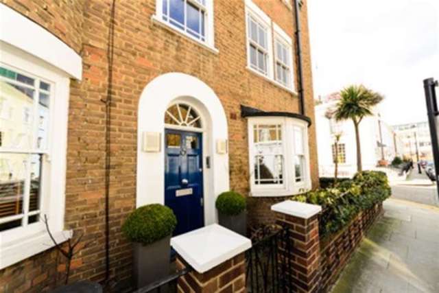  Image of 4 bedroom Detached house to rent in Hillgate Place London W8 at London, W8 7SL