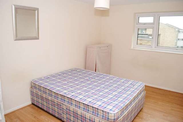  Image of 1 bedroom Flat to rent in Holdbrook Way Harold Wood Romford RM3 at Romford, RM3 0JD