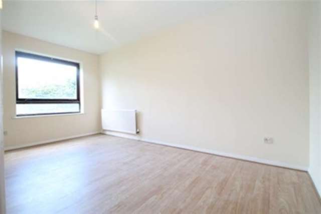  Image of 2 bedroom Flat to rent in Howard Road London SE25 at London, SE25 5BJ