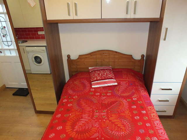  Image of 1 bedroom Flat to rent in Hungerford Drive Reading RG1 at Reading Berkshire Reading, RG1 6JA