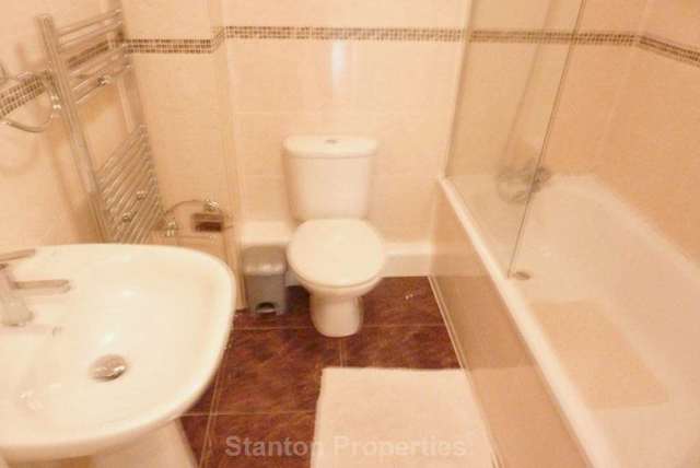  Image of 3 bedroom Apartment to rent in Upper Chorlton Road Old Trafford Manchester M16 at Upper Chorlton Road Chorlton Manchester, M16 7SH