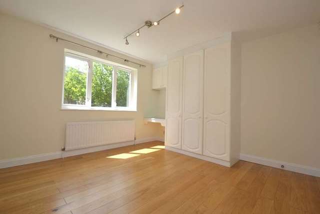  Image of 2 bedroom Flat to rent in Jemmett Close Norbiton Kingston upon Thames KT2 at Kingston Upon Thames Surrey, KT2 7AJ